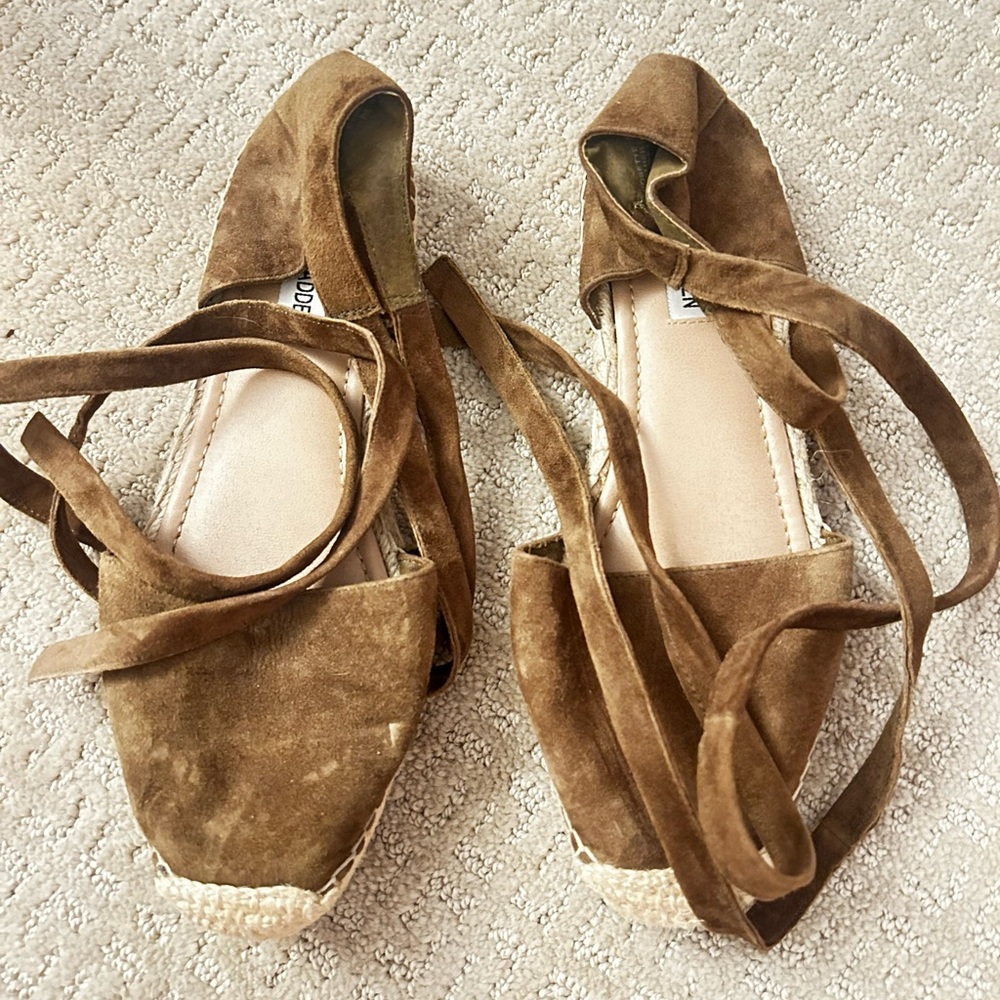 steve madden espadrille flats no show on toe. wraps around ankle
